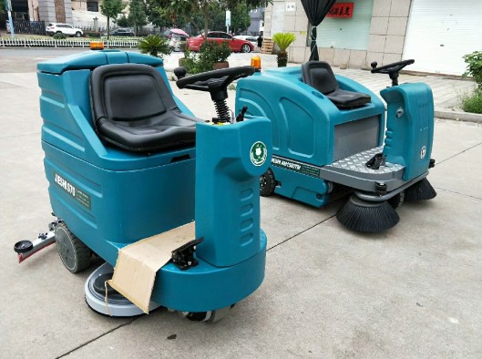 洁士S70双刷驾驶式洗地机，电动双刷驾驶式洗地机，洁士驾驶式洗地机